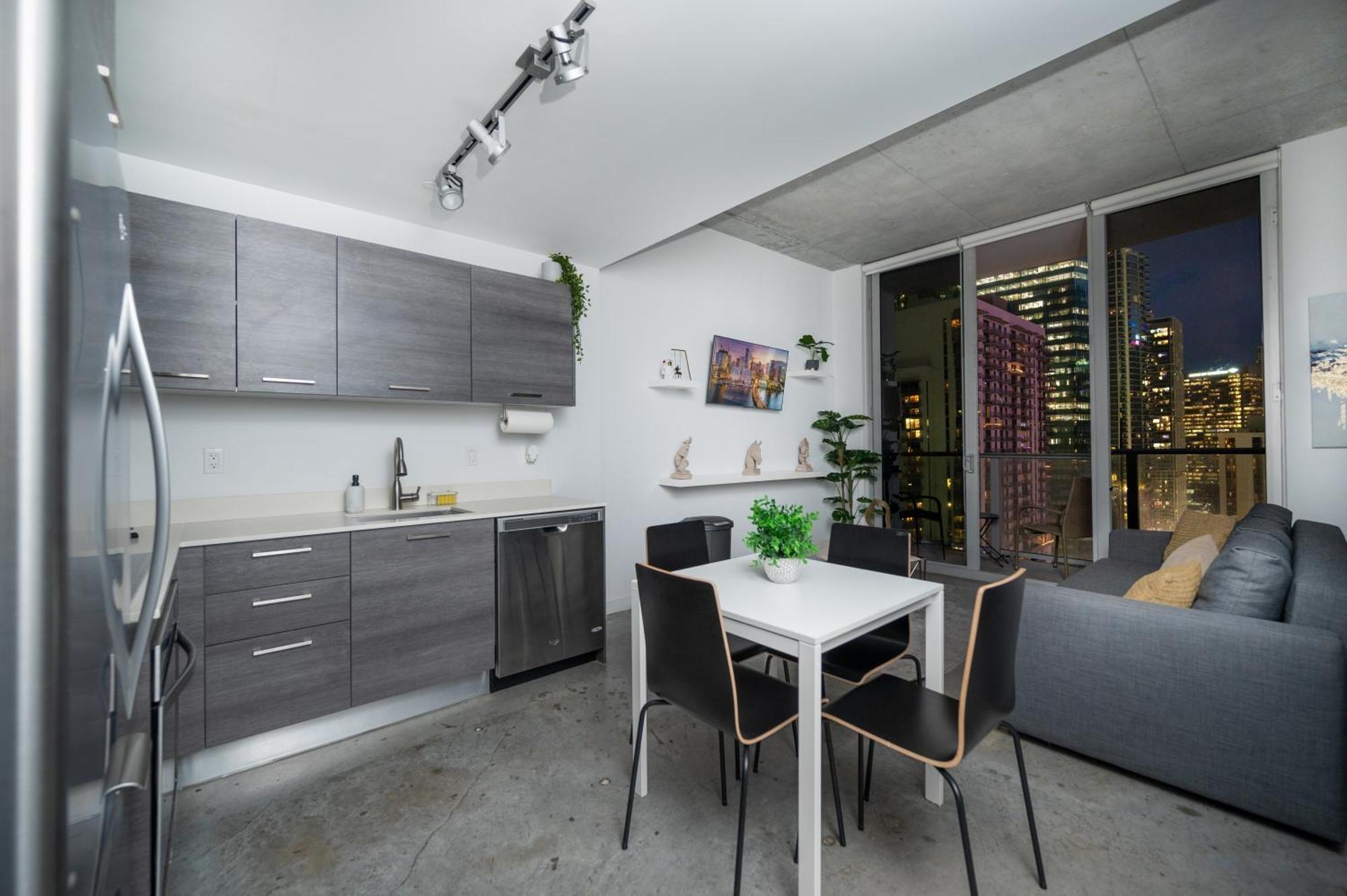 Luxury Loft W Skyline View, Rooftop Pool, Brickell Downtown *