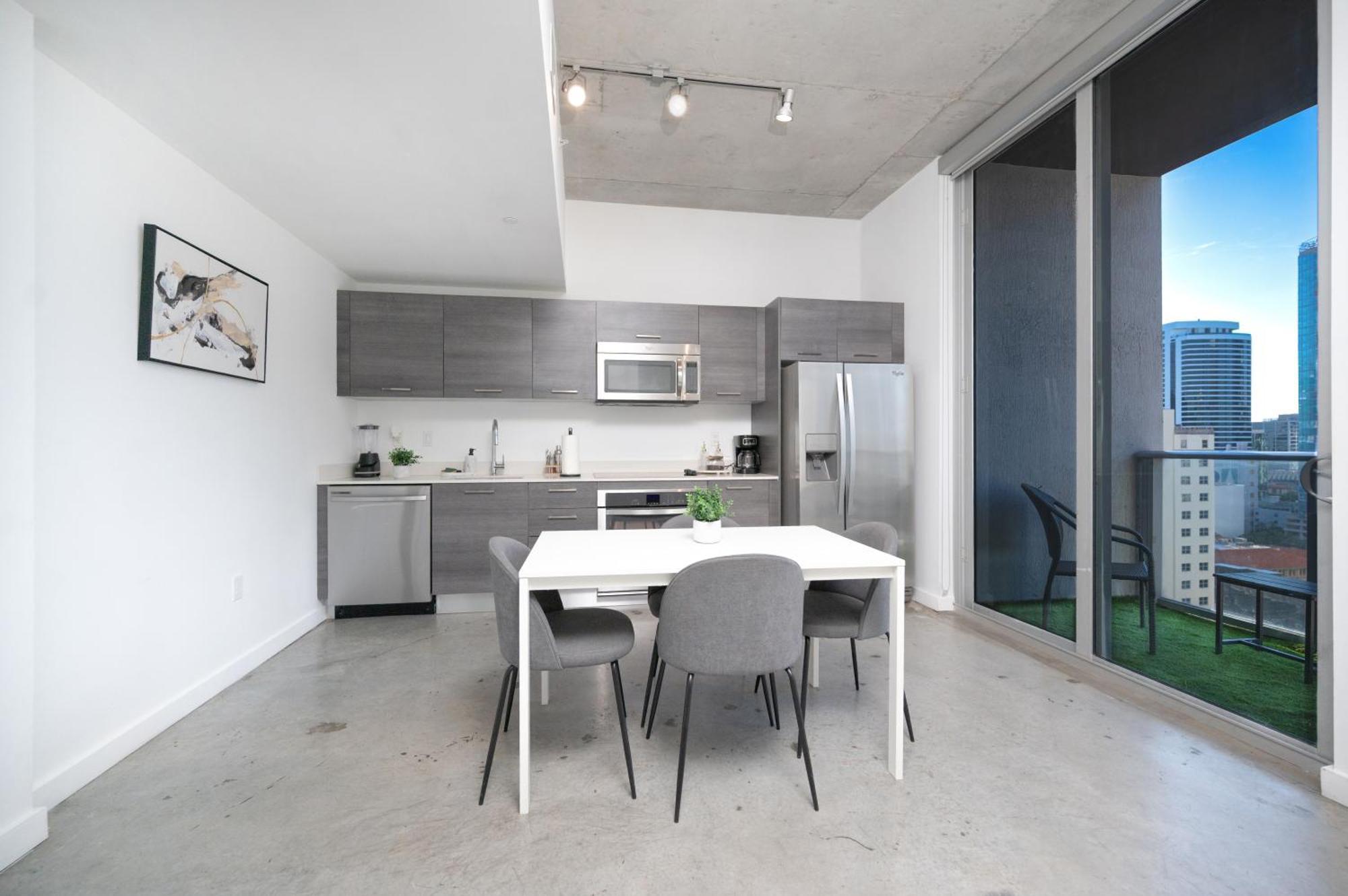 Luxury Loft W Skyline View, Rooftop Pool, Brickell Downtown